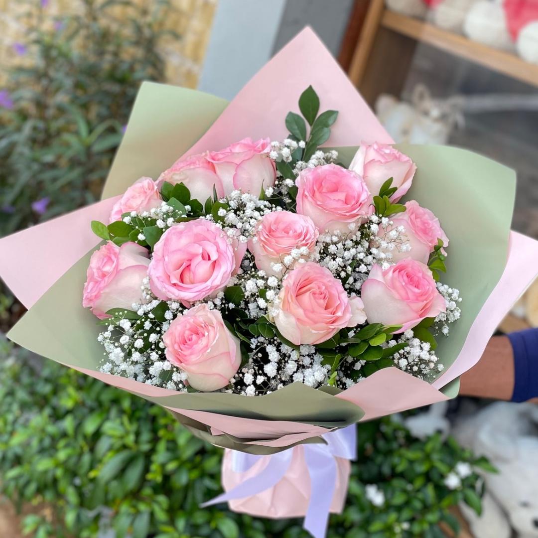 Ramalhete com 12 rosas importadas cor de rosa