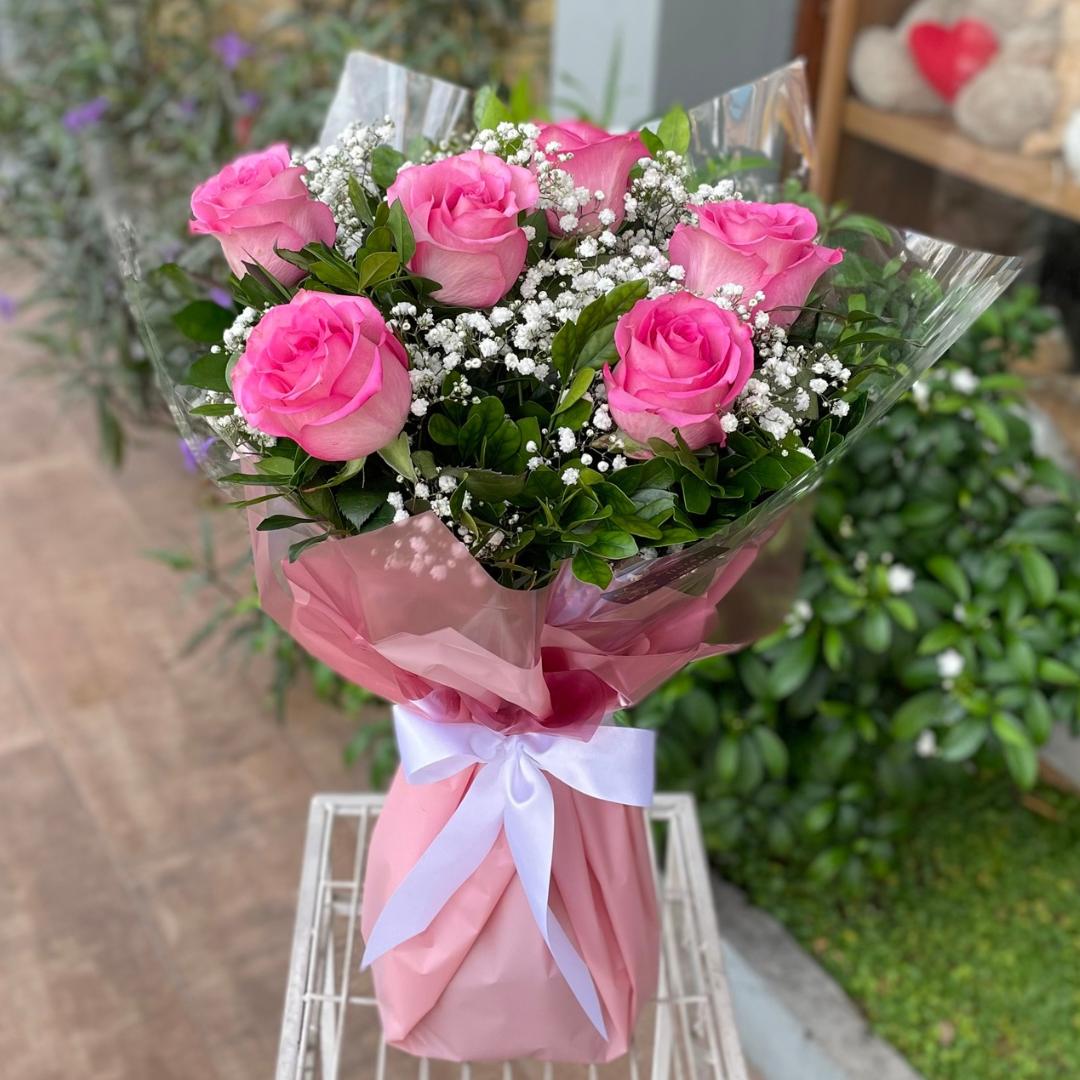 Ramalhete com 6 rosas importadas cor de rosa