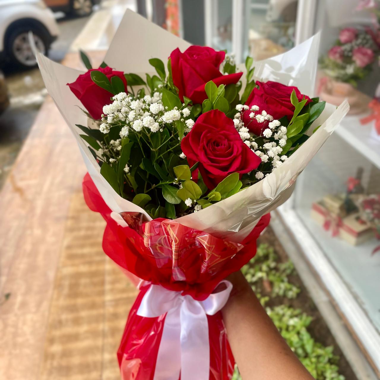 Ramalhete com 4 rosas colombianas vermelhas