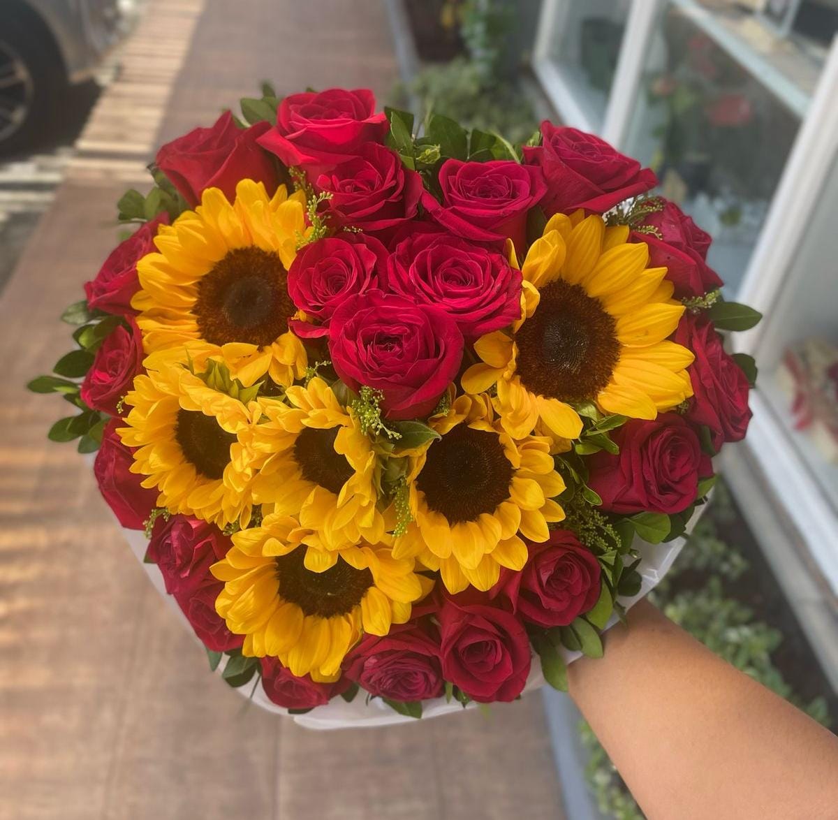 Ramalhete corao com rosas e girassis