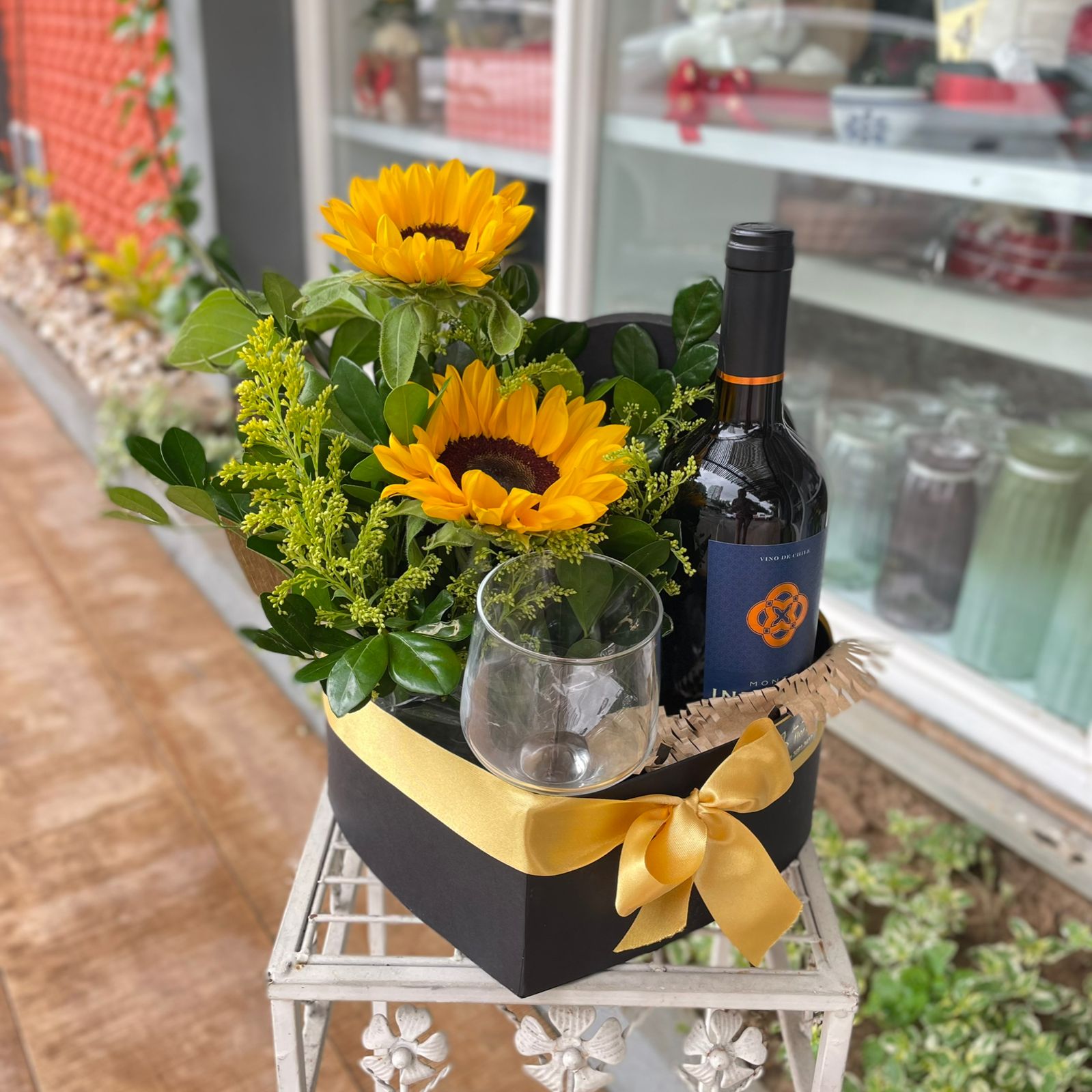 Box com girassis e vinho