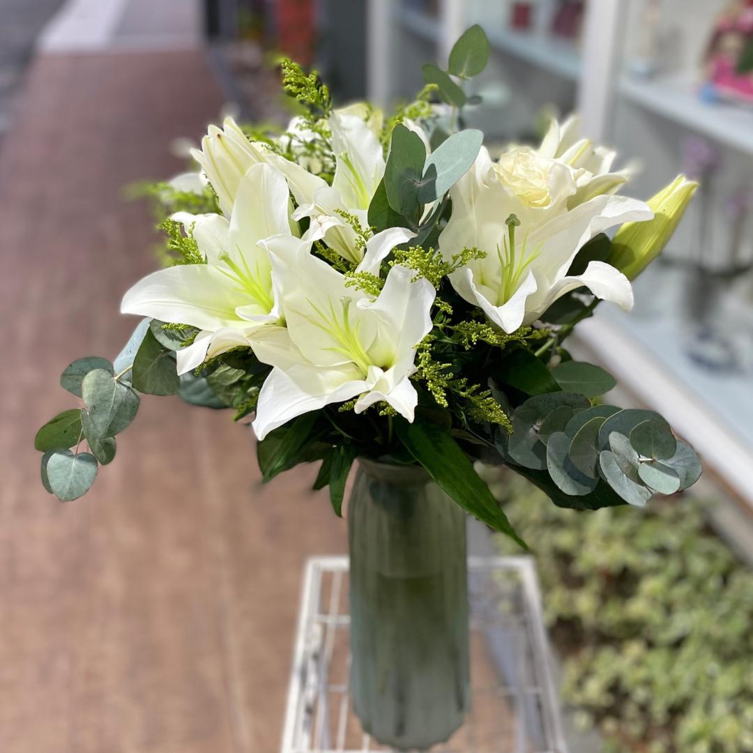 Arranjo com lirios e rosas