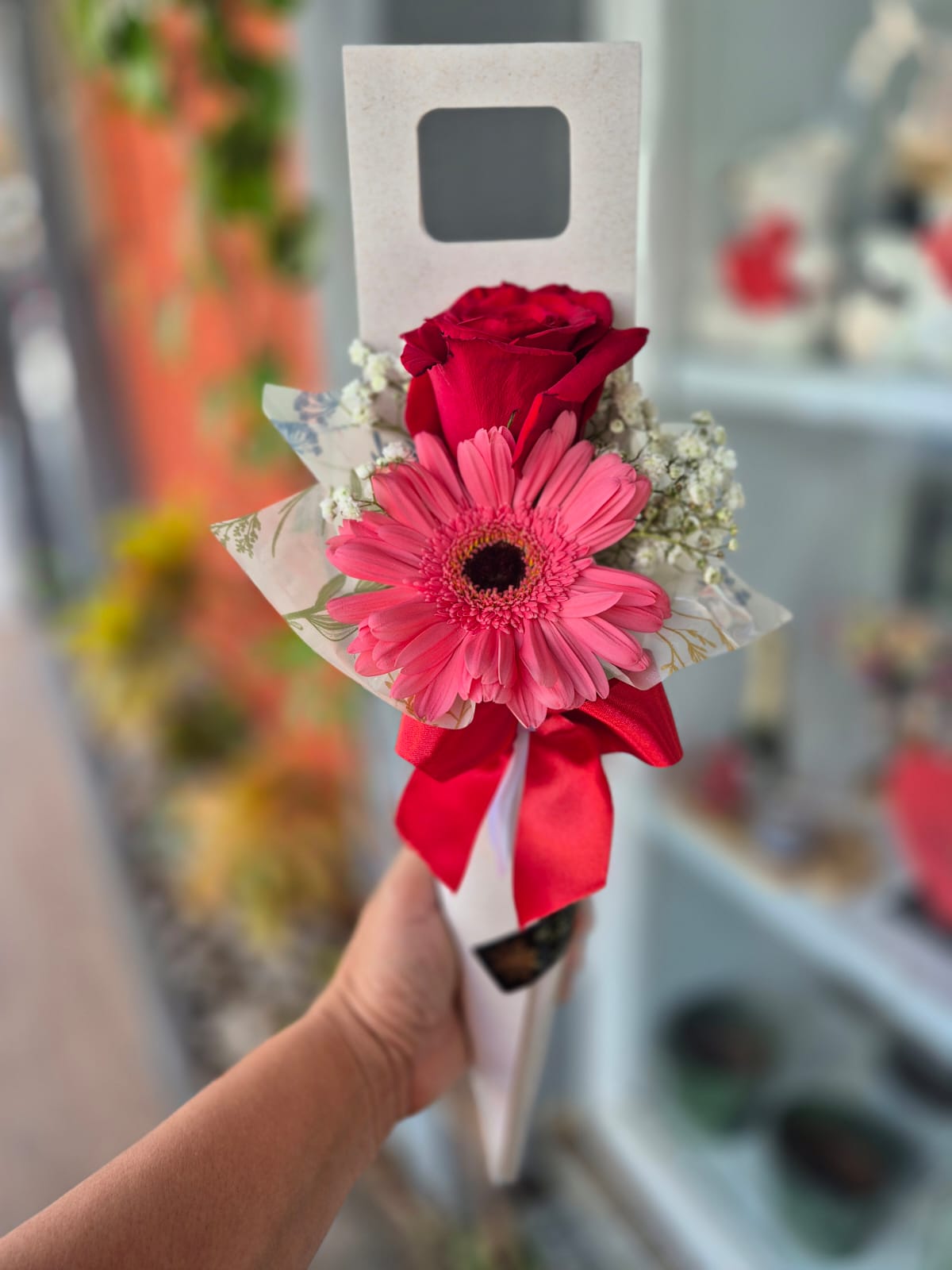 Cone com rosa e g�rbera