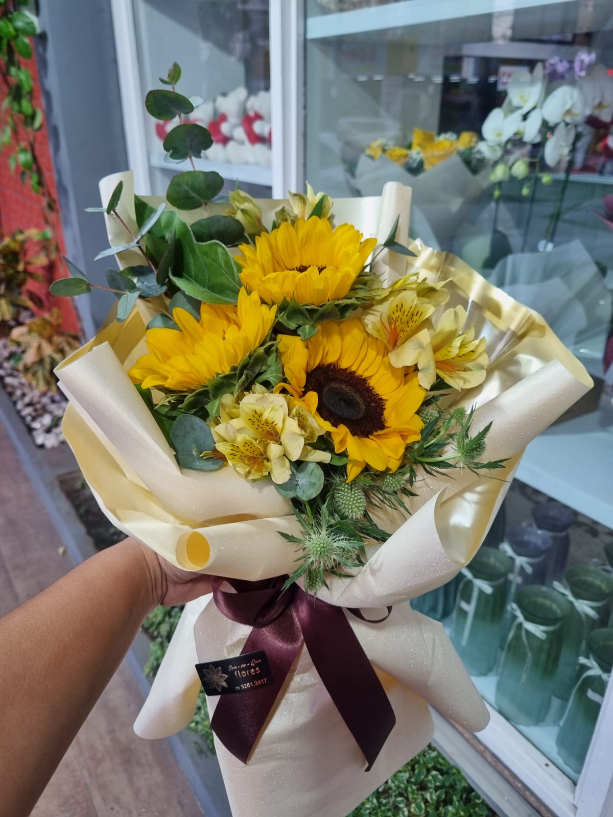 Ramalhete com girass�is e astromelias