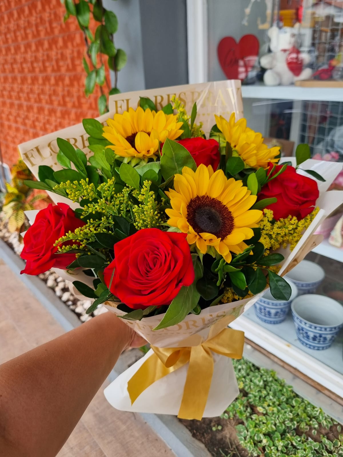 Ramalhete com rosas e girass�is