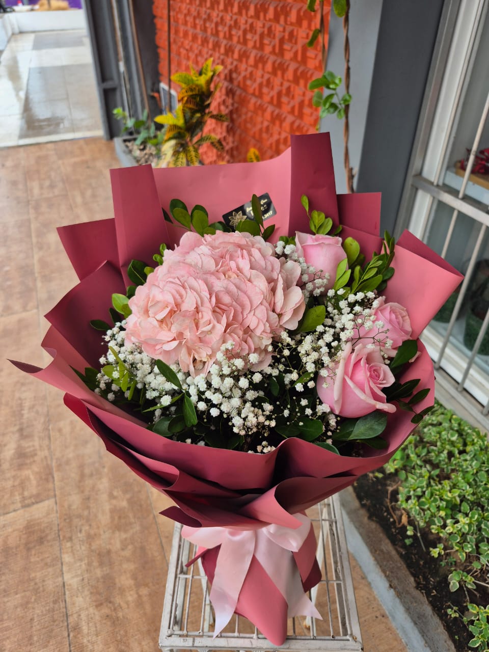 Ramalhete com hortensia e rosas