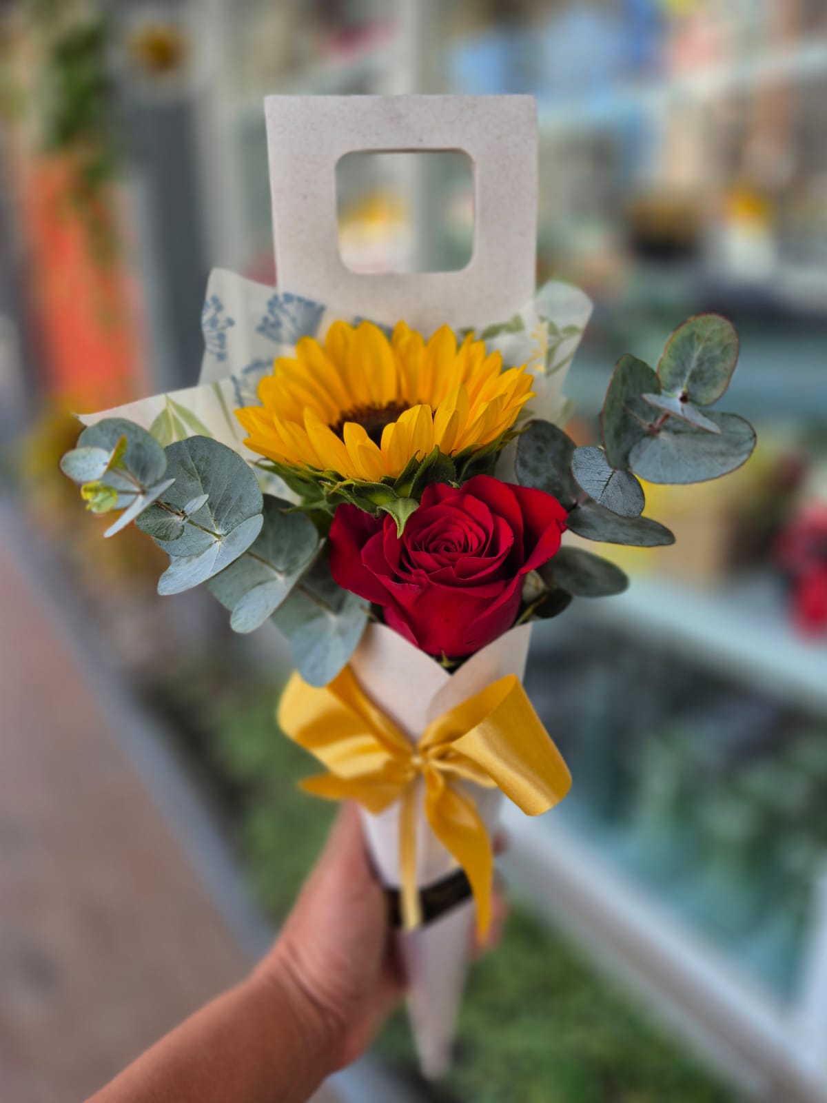 Cone com rosa e girassol