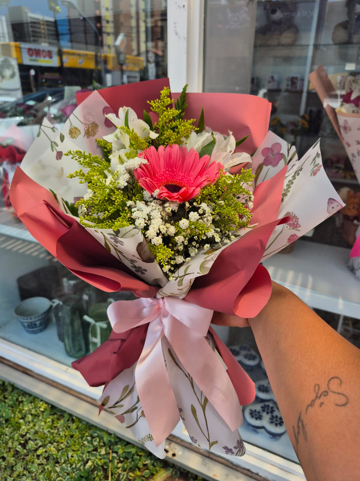 Ramalhete com gerbera e astromelias