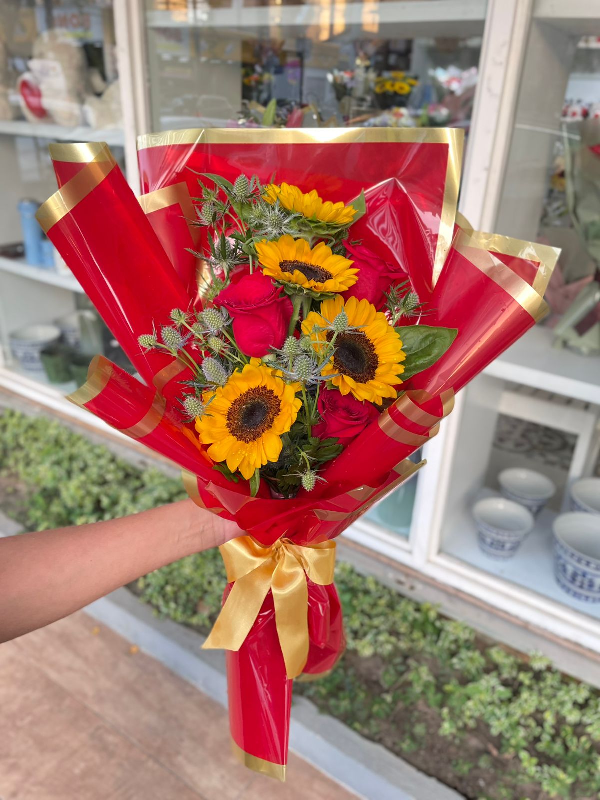 Ramalhete com rosas e girass�is