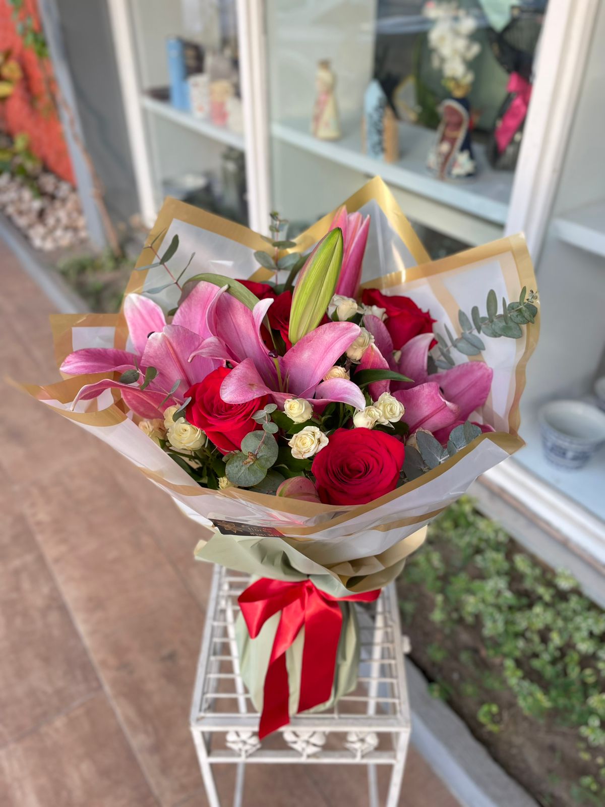 Ramalhete com rosas e lirios