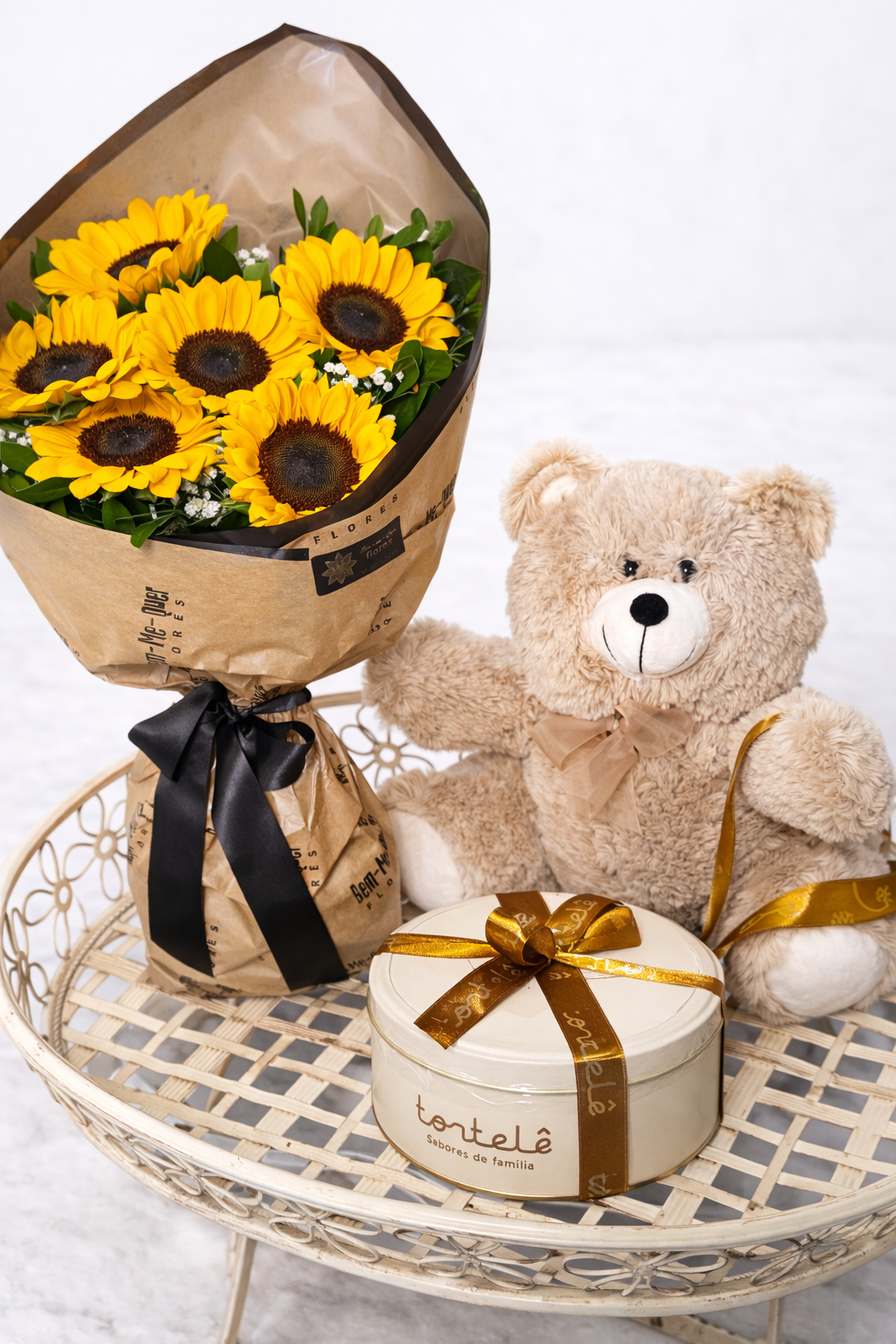 Kit com girass�is, pel�cia e torta tortel�