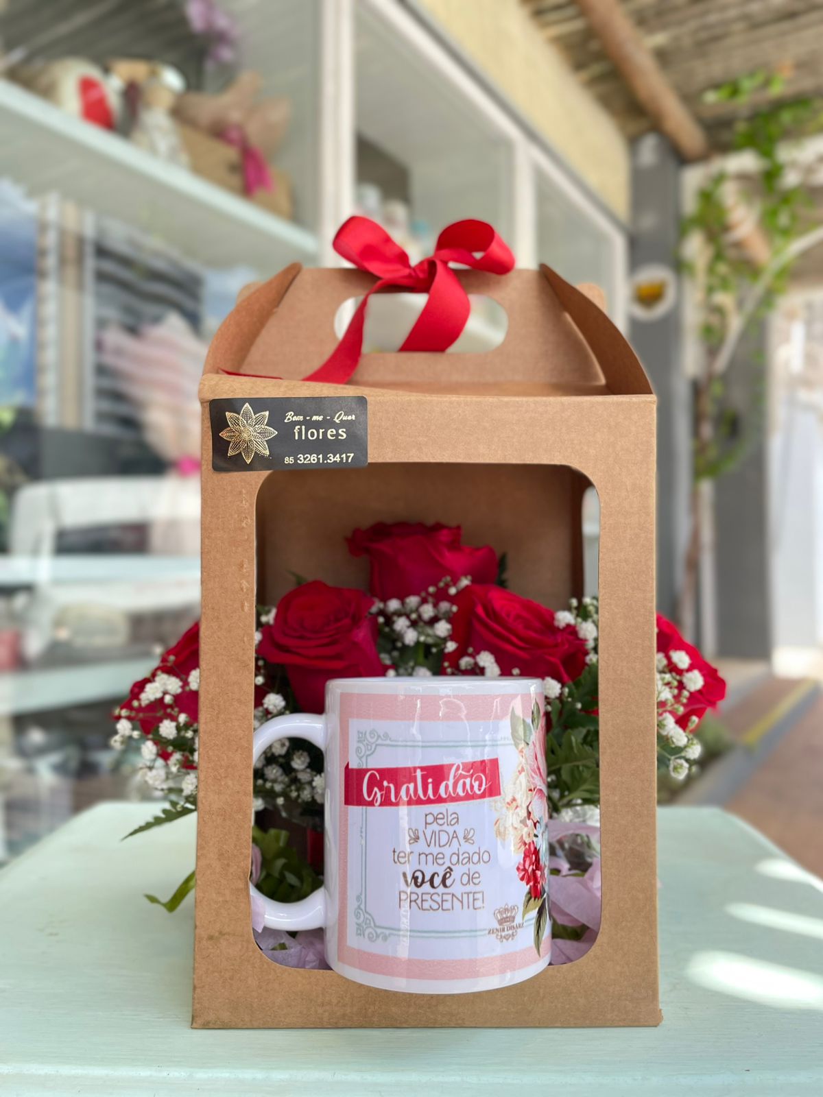 Mimo com rosas e caneca