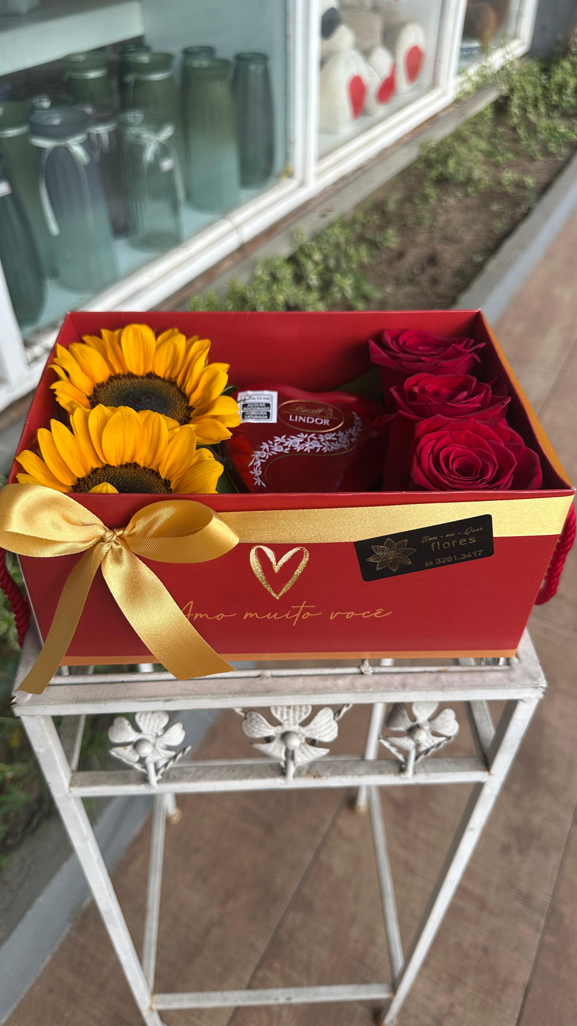 Caixa com chocolate e flores