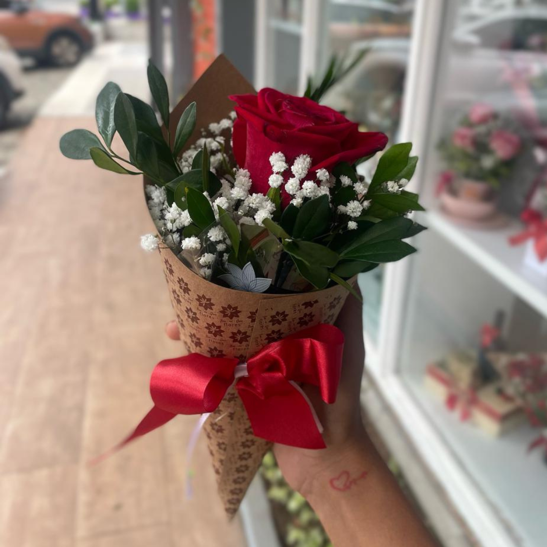 Cone com 1 rosa vermelha