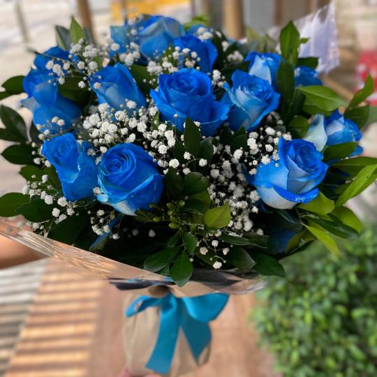 Ramalhete com 15 rosas azuis